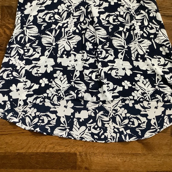 The Limited Floral Sleeveless V-Neck Top in Navy Blue & White Size Small - Picture 5 of 8